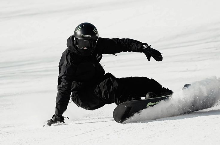 滑雪者在林間粉雪雪道滑行